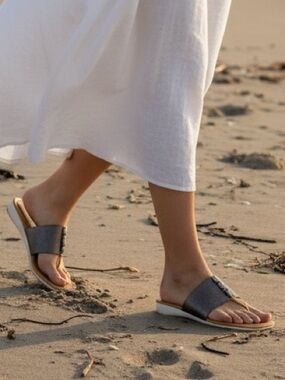 The FLEXX Women's Rain Maker Flip Flop Metallic Size 8.5